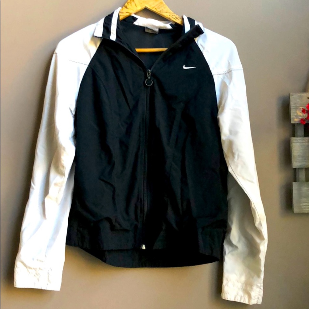 Nike windbreaker women’s medium black & white